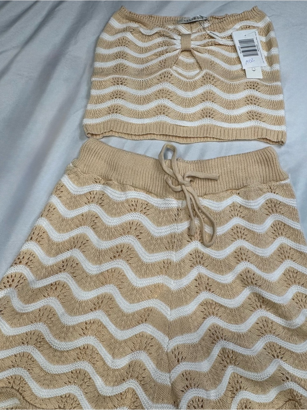 High-Waist Women’s Knit Shorts Set in Beige and White Wave
